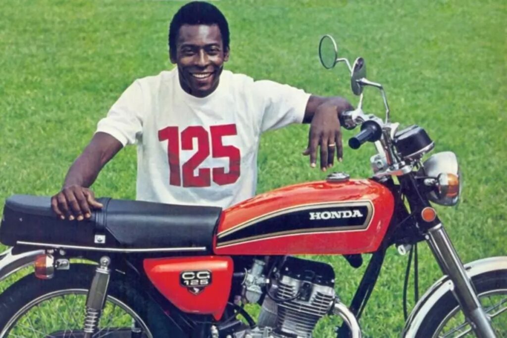Primeira Moto Honda produzida em Manaus, em 1976, teve Pelé como garoto propaganda