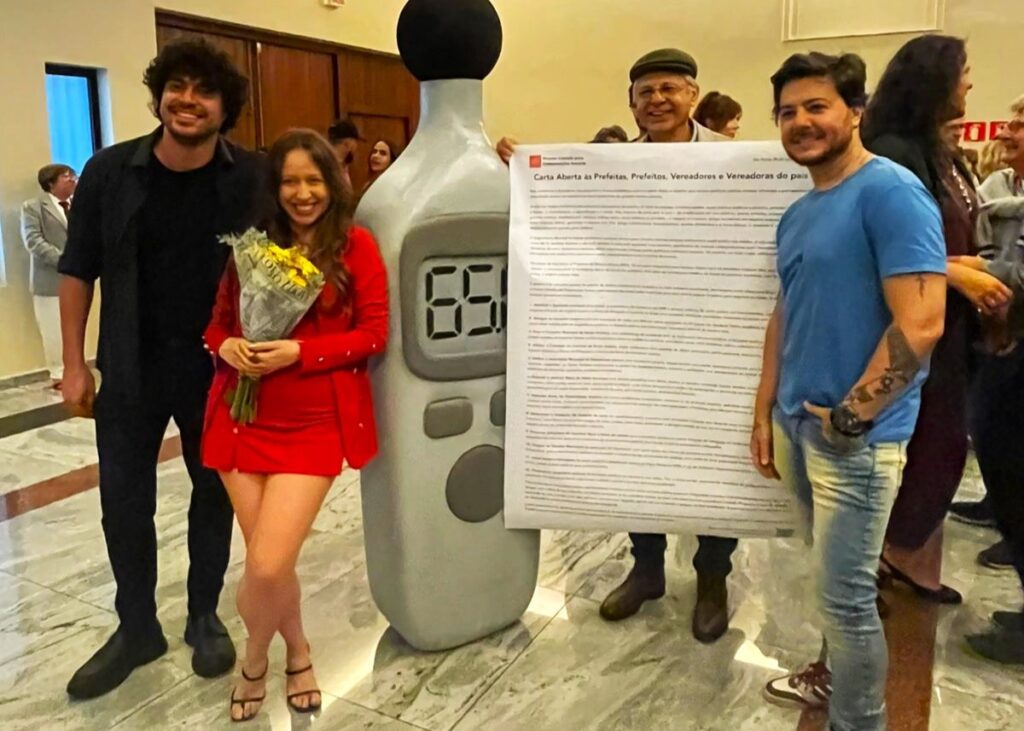 Marcelo Sando e elenco de Psiu Portal Fred Novaes