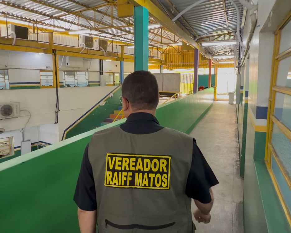 Raiff Matos fiscaliza escola e UBS que estão em obras na capital amazonense