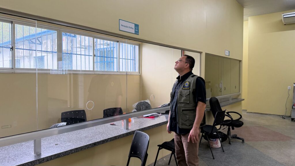 Raiff Matos fiscaliza escola e UBS 02 Portal Fred Novaes