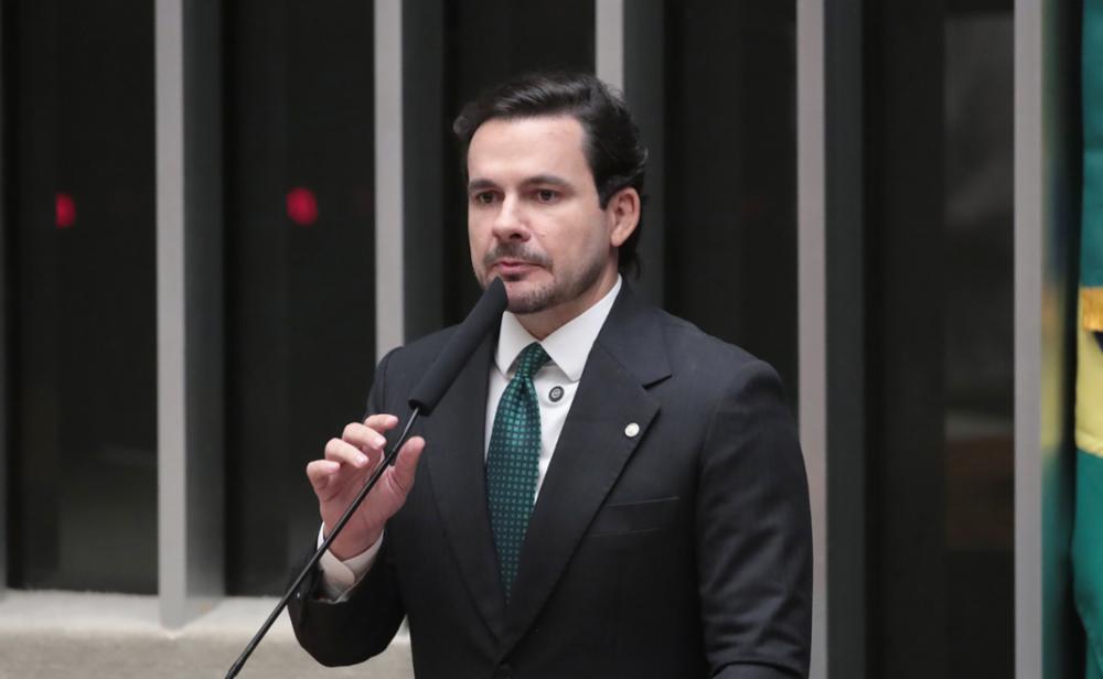 Capitao Alberto Neto entre lideres na disputa ao Senado aponta Instituto Action Portal Fred Novaes