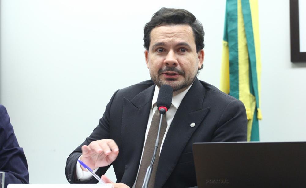 Capitao Alberto Neto assina impeachment de Alexandre de Moraes Portal Fred Novaes