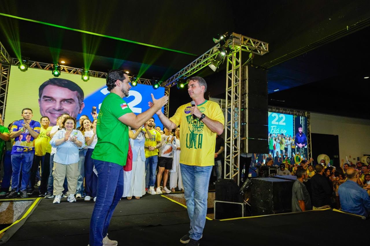 Manaus abraça Flávio Bolsonaro e fortalece candidatura do Capitão Alberto Neto