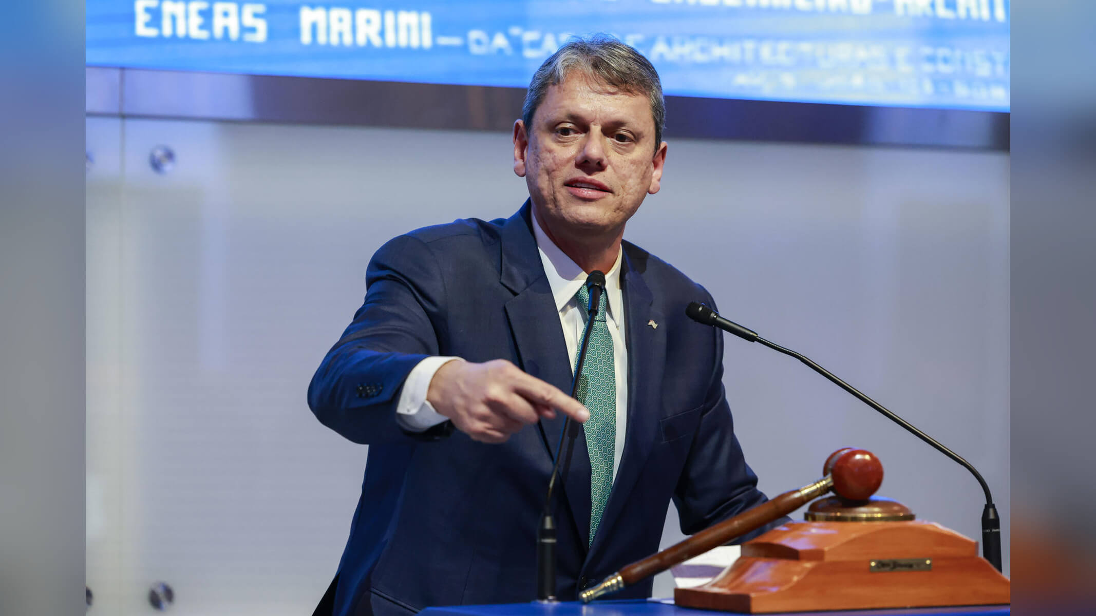 Tarcísio se adianta no desafio de tirar a direita da bolha