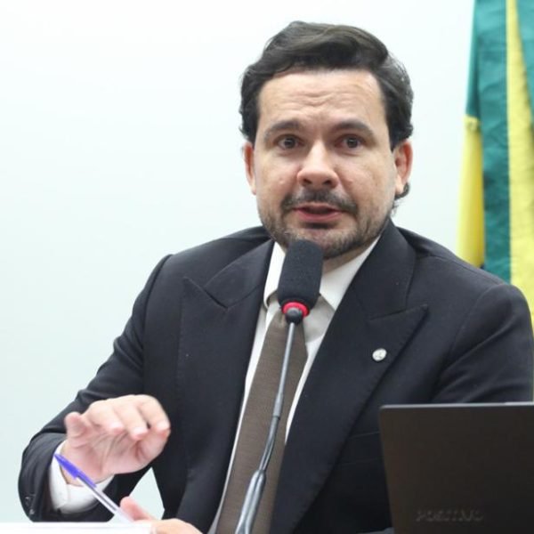 Alberto Neto assina novo impeachment de Moraes e reforça compromisso de enfrentar abusos do STF