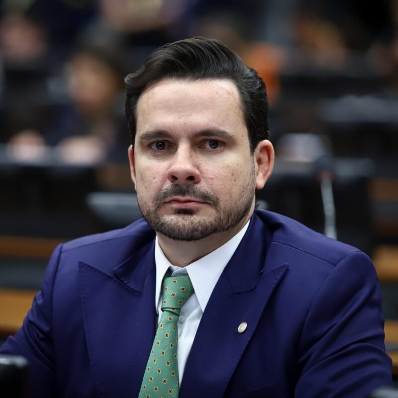 ‘Senado não pode ficar de joelhos’: Alberto Neto cobra reação a abusos do STF