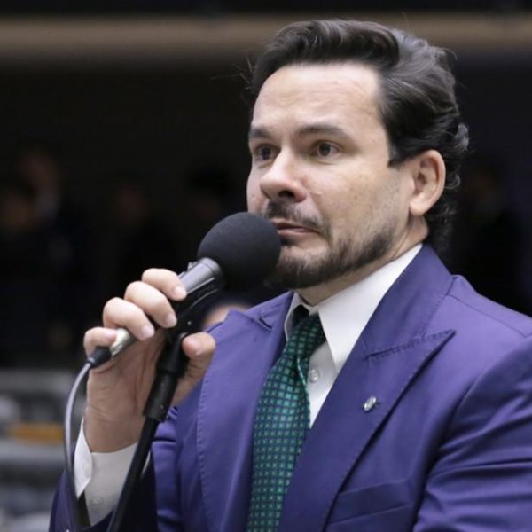 Capitão Alberto Neto denuncia suspeita de irregularidade em empréstimo aos Correios