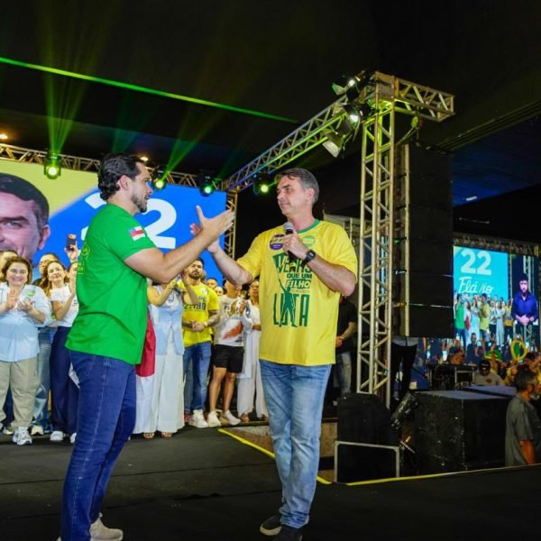 Manaus abraça Flávio Bolsonaro e fortalece candidatura do Capitão Alberto Neto