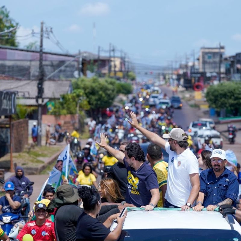 Em Itacoatiara, Alberto Neto reúne Tropa do 222 em grande carreata