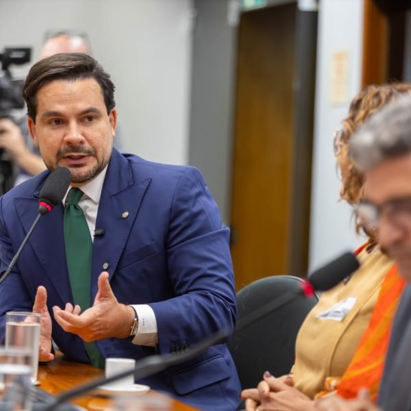 Capitão Alberto Neto assina CPMI para investigar Lulinha