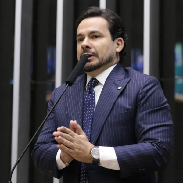 Alberto Neto vota a favor da PEC que garante aposentadoria especial a agentes de saúde