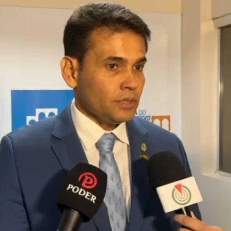 Coronel Rosses protocola pedido de impeachment contra David Almeida