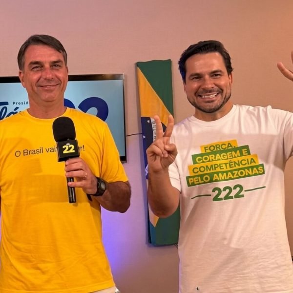 Flávio Bolsonaro reforça apoio a Alberto Neto na eleição para o Senado