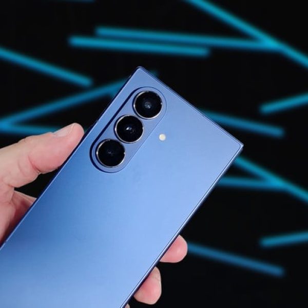 Samsung lança nova geração de celulares dobráveis e relógios inteligentes