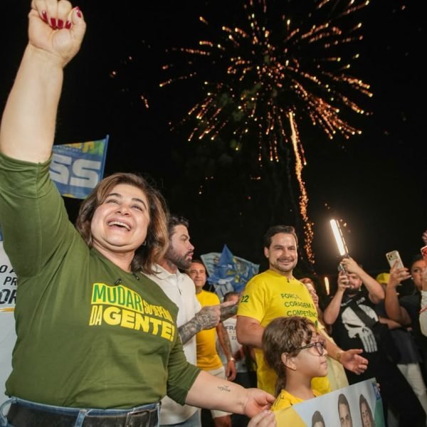 ‘Adesivaço 22′ marca início da campanha de Maria do Carmo ao Governo do Amazonas