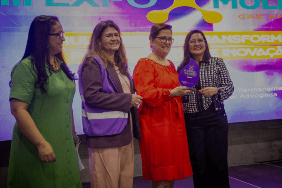 Professora Nelly Falcão de Souza é homenageada em evento da OAB/AM