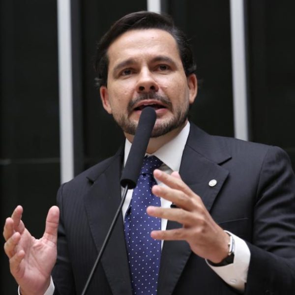 Pesquisa Veritá coloca Alberto Neto na liderança ao Senado e mostra força entre eleitores em idade produtiva