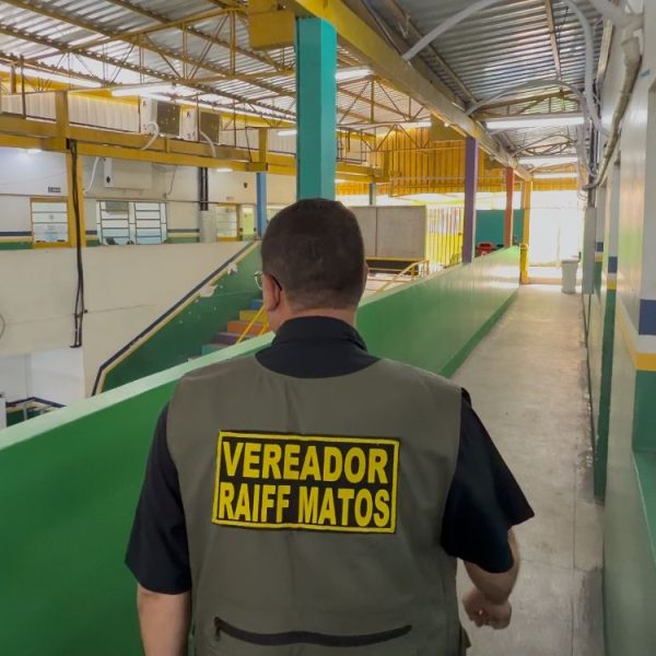 Raiff Matos fiscaliza escola e UBS que estão em obras na capital amazonense