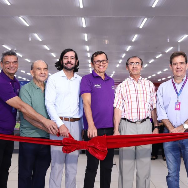 TVLAR reinaugura loja em Presidente Figueiredo e entrega carro de promoção