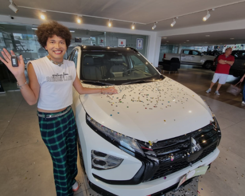 Jovem ganha carro SUV comprando um gloss na promoção do Manauara Shopping