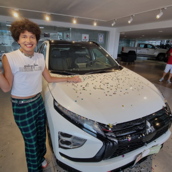 Jovem ganha carro SUV comprando um gloss na promoção do Manauara Shopping