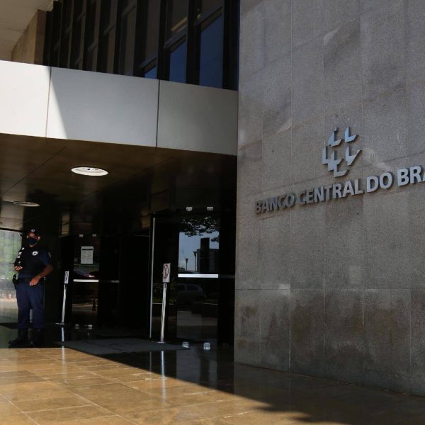 Boletim Focus aponta inflação abaixo de 4% em 2026 e Selic em 12,25%