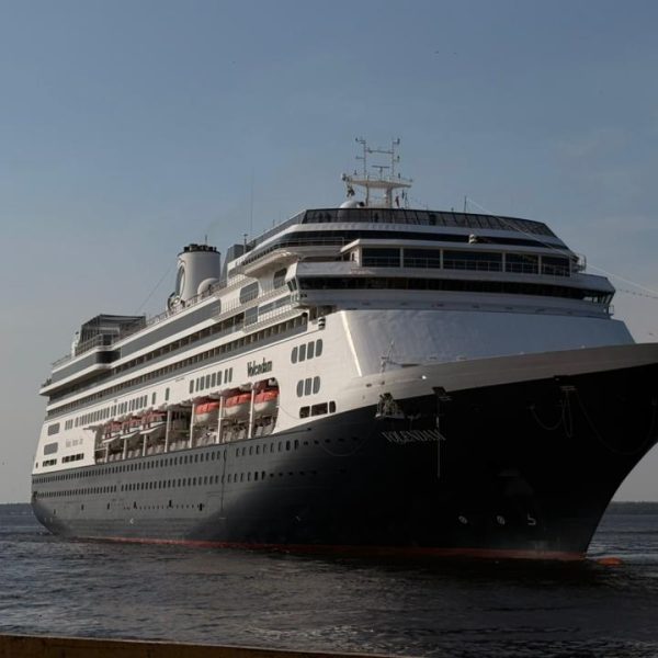 MS Volendam atraca no Porto de Manaus com mais de 2 mil turistas