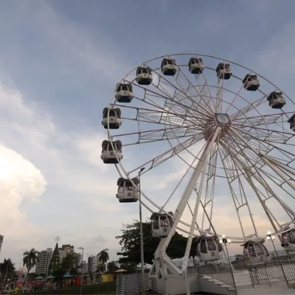 Roda-gigante reacende suspeitas e exposição política do prefeito David Almeida